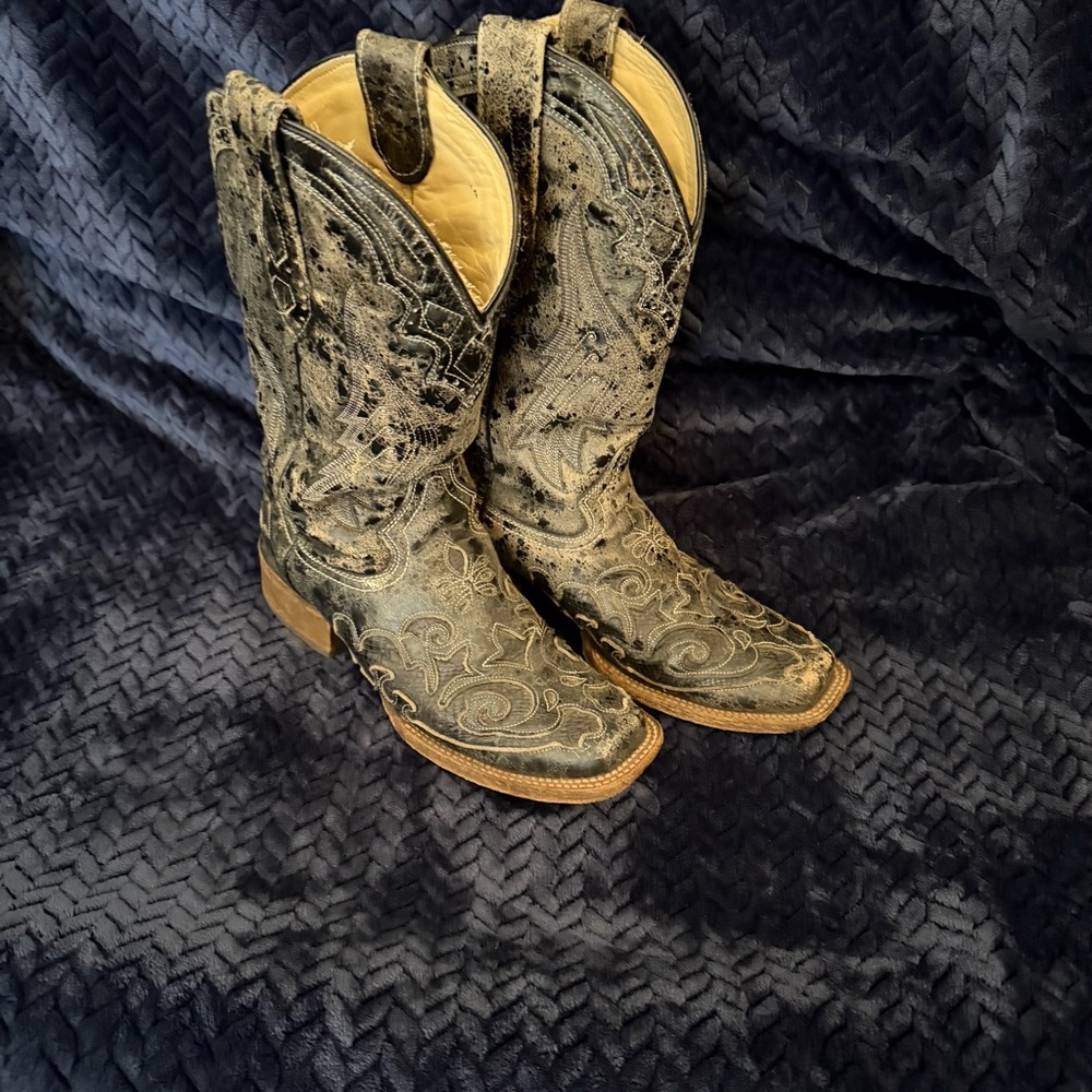 Stylish Black Embroidered Western Boots - image 1